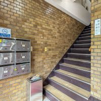 渋谷区東の賃貸物件/エントランス入ると階段が待っています