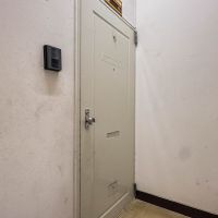 渋谷区東の賃貸物件/上がった先に今回の区画の玄関扉が待っています。隠れ家的な雰囲気の入口