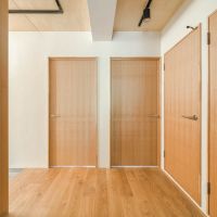 横浜市青葉区あざみ野の売買物件/タモの突板でつくられた扉が上品です