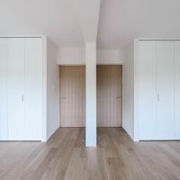 横浜市青葉区あざみ野の売買物件/2階10.2帖の洋室。将来的に部屋を分けてもいいように、出入口を2箇所設けています