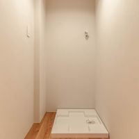 横浜市青葉区あざみ野の売買物件/ちょっと広めに区画された洗濯機置き場。掃除用品など置く納戸と兼用できそう