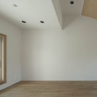 横浜市青葉区あざみ野の売買物件/3階リビング。漆喰壁に、オークのツキ板フローリングがナチュラルな空間です。下り天井部分の高さは2.3mほど