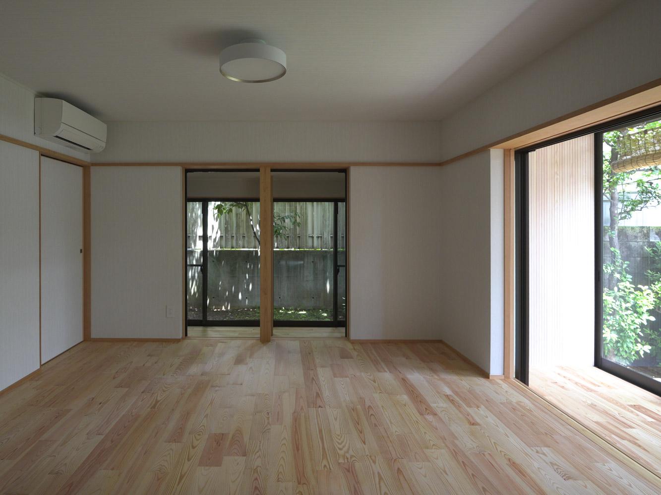 大田区南馬込の賃貸物件/リビングルームは無垢フローリングの開放的な空間