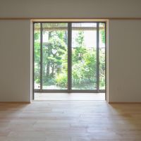 大田区南馬込の賃貸物件/リビングから縁側越しに庭を臨む