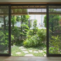 大田区南馬込の賃貸物件/縁側からの庭景色。周囲からの視線はほとんど感じず、のんびり過ごせそう
