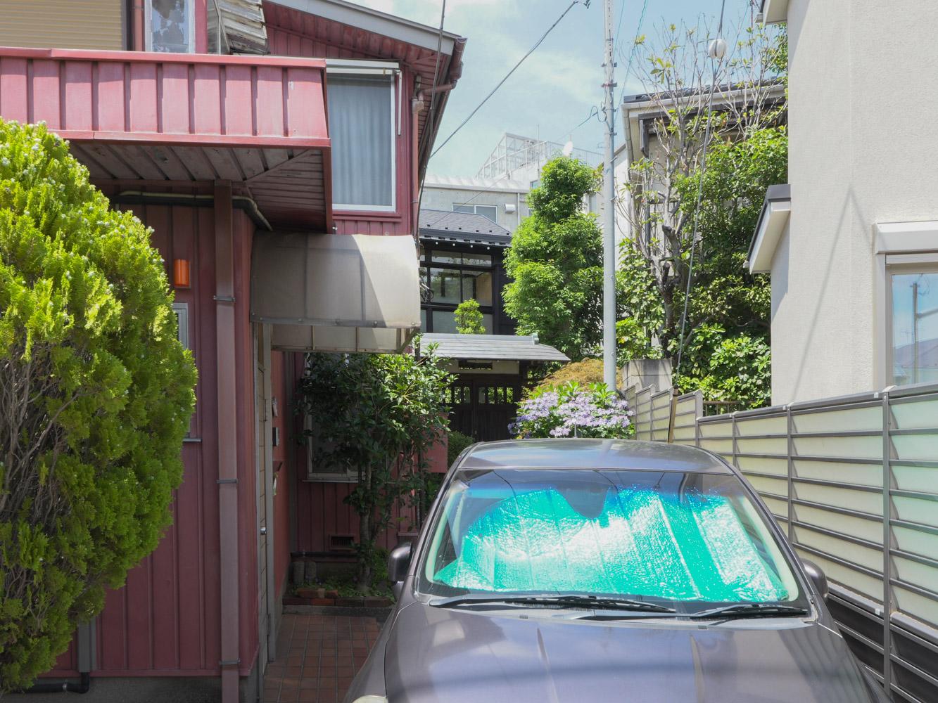 大田区南馬込の賃貸物件/隣家の脇道を通った先の奥まった場所にあります