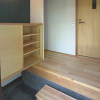 大田区南馬込の賃貸物件/玄関。靴棚とクロークが用意されている
