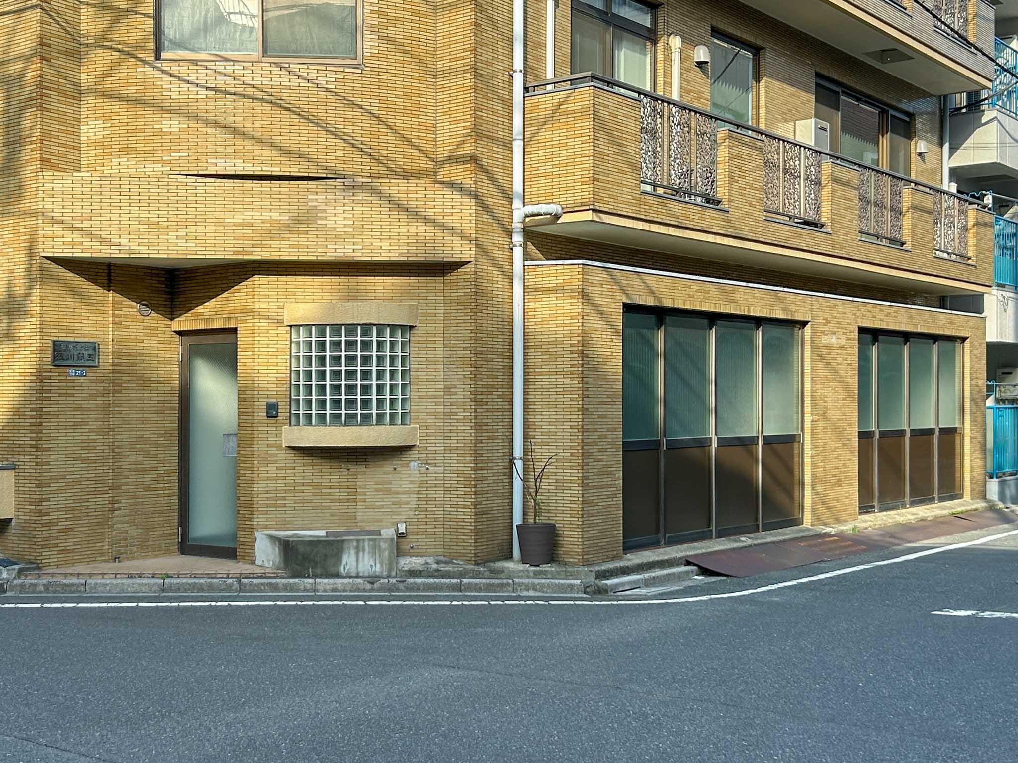 北区中里の賃貸物件/出入り口は2つ。西側の引き戸は幅4mほど、高さ2.3mほどあります