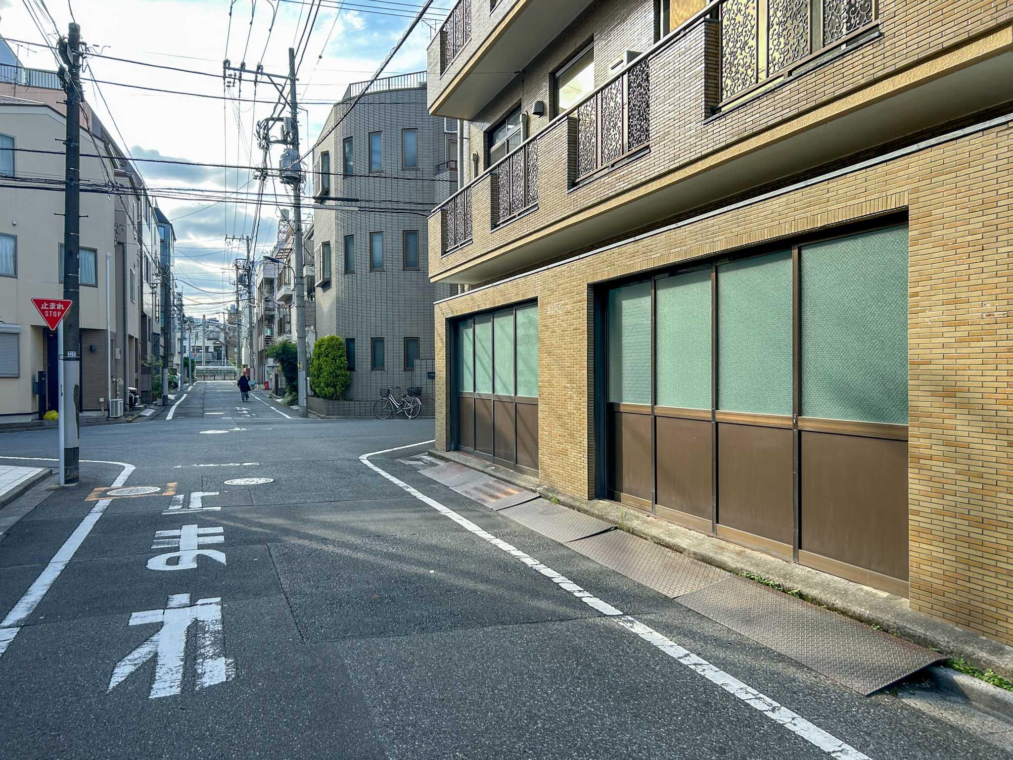 北区中里の賃貸物件/駒込駅のほうをみる。周辺は、駅前の喧噪から離れた住宅街