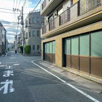 北区中里の賃貸物件/駒込駅のほうをみる。周辺は、駅前の喧噪から離れた住宅街