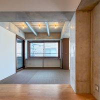 文京区湯島の賃貸物件/LDKから洋室をみる。こちらも間にはカーテンレールがついているので仕切ることが可能です