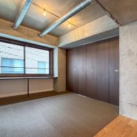 文京区湯島の賃貸物件/間仕切りを閉めた状態。しっかりと光を取り込み仕事も捗りそう