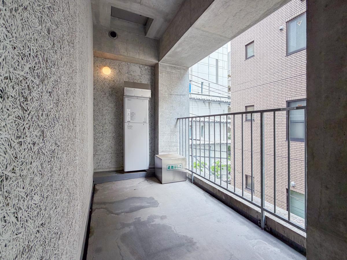 文京区湯島の賃貸物件/バルコニーは奥行きがありゆったりと使えます