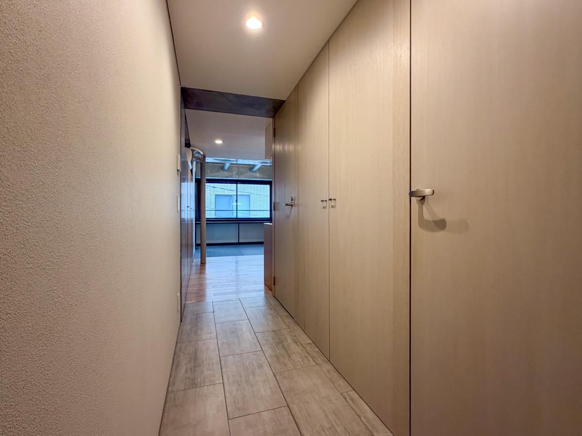 文京区湯島の賃貸物件/玄関前。右側に洗面所、浴室、トイレがあります。