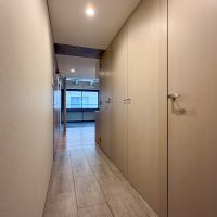 文京区湯島の賃貸物件/玄関前。右側に洗面所、浴室、トイレがあります。