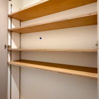 文京区湯島の賃貸物件/玄関横。高さは調節可能なので、靴を置いたり、本や小物を並べたり。使い方に個性が出そうです
