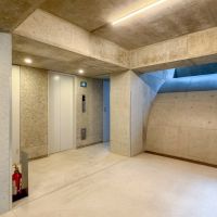 文京区湯島の賃貸物件/共用部も統一された雰囲気。こちらのエレベーターで3階まで上がります