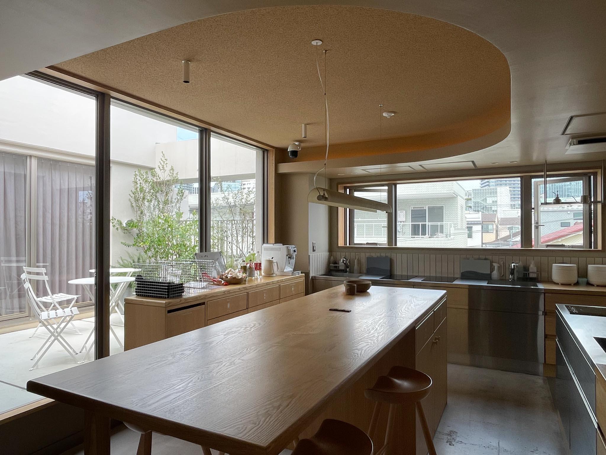 品川区大崎の賃貸物件/回遊性の高いアイランド型の造作キッチン。多くの人が利用していてもスムーズに行き来できるよう、動線にも配慮した設計です