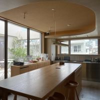 品川区大崎の賃貸物件/回遊性の高いアイランド型の造作キッチン。多くの人が利用していてもスムーズに行き来できるよう、動線にも配慮した設計です