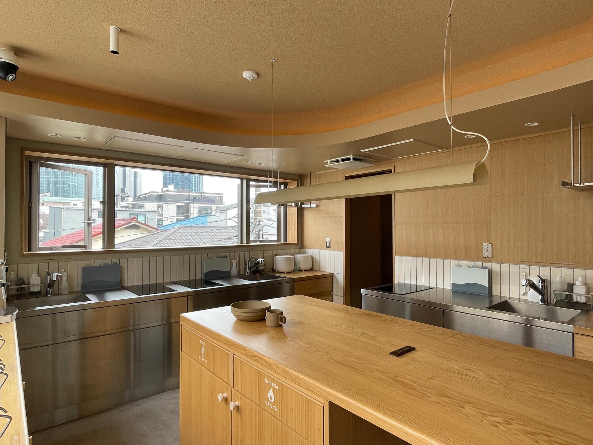 品川区大崎の賃貸物件/4F：電子レンジやケトル、トースター、炊飯器、コーヒーメーカーなどなど、日々の暮らしを支えるキッチン家電もひと通り揃っています