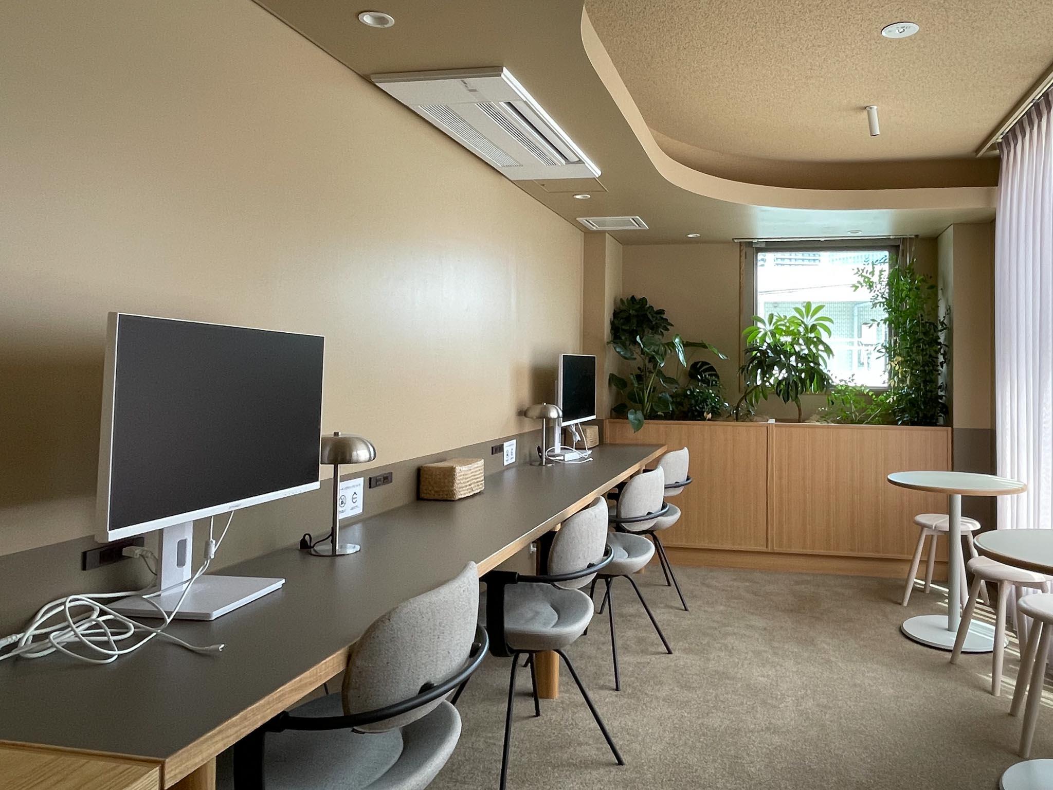 品川区大崎の賃貸物件/4F：モニターが使用できるワークスペースも24時間利用可能です