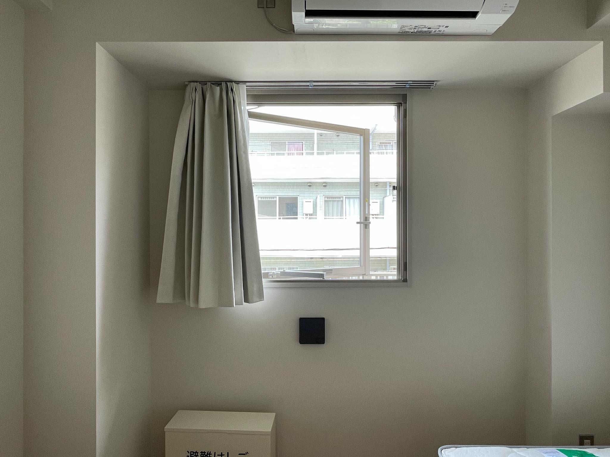 品川区大崎の賃貸物件/写真の部屋は南向き。小窓から光が差し込みます