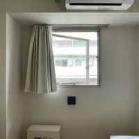品川区大崎の賃貸物件/写真の部屋は南向き。小窓から光が差し込みます