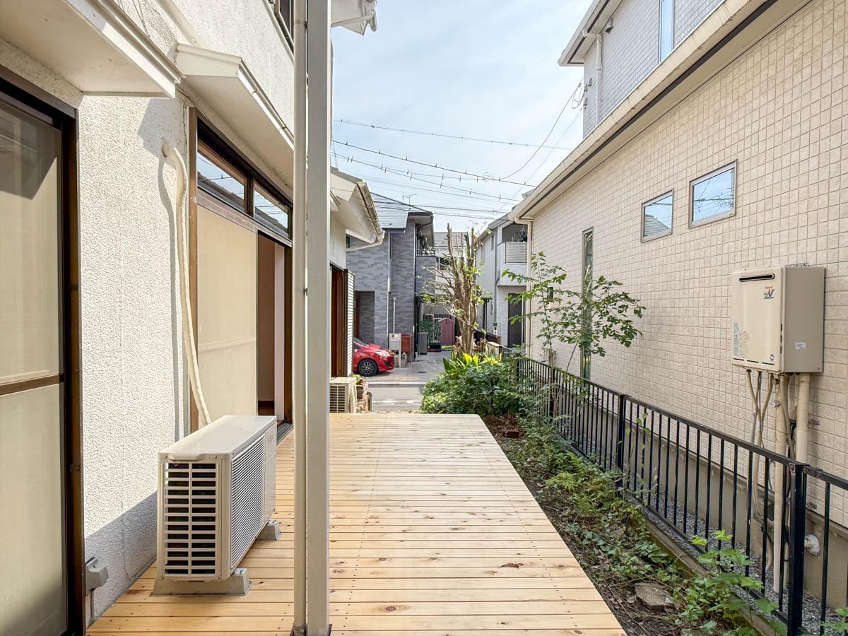 埼玉県川口市安行藤八の賃貸物件/広々としたウッドデッキ