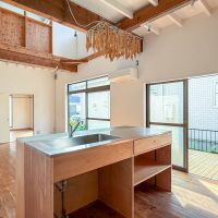 埼玉県川口市安行藤八の賃貸物件/リビングを見渡しながらお料理ができます。天井には貸主さんがつくったインテリア照明がついています