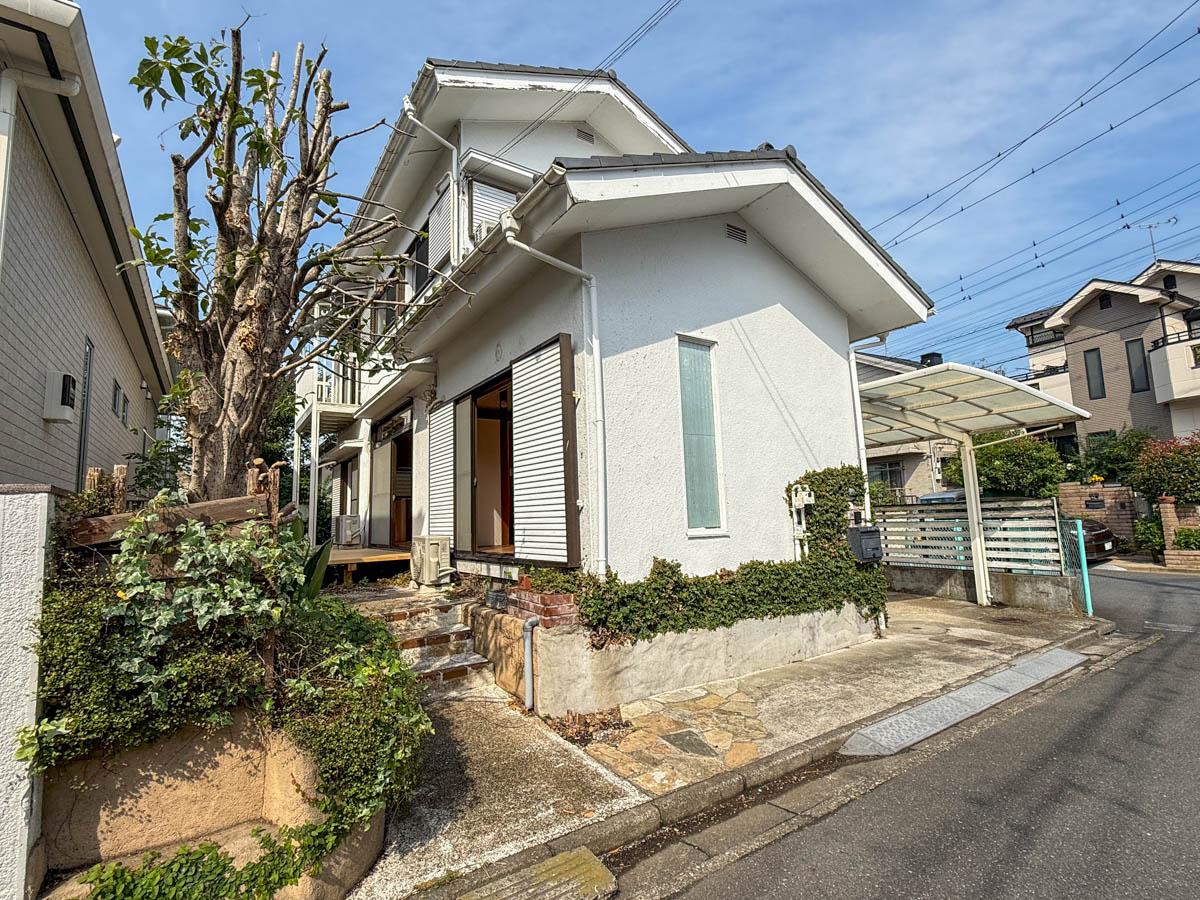 埼玉県川口市安行藤八の賃貸物件/今回の募集にあたりしっかり剪定を入れまいしたが、左手の木と外壁の蔦が茂るとなかなかの緑のボリュームになります