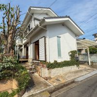 埼玉県川口市安行藤八の賃貸物件/今回の募集にあたりしっかり剪定を入れまいしたが、左手の木と外壁の蔦が茂るとなかなかの緑のボリュームになります
