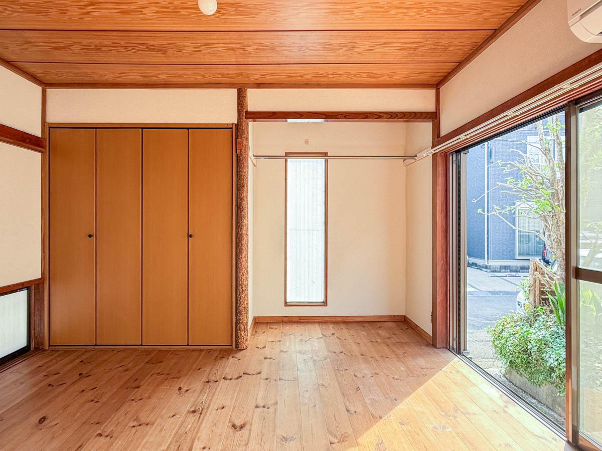 埼玉県川口市安行藤八の賃貸物件/リビング脇の洋室。すこし和室の名残を感じるつくり。