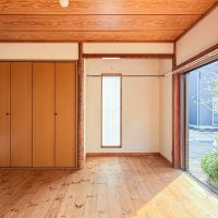 埼玉県川口市安行藤八の賃貸物件/リビング脇の洋室。すこし和室の名残を感じるつくり。