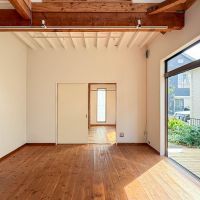 埼玉県川口市安行藤八の賃貸物件/リビング。1階の床は無垢材。年季が入り、だいぶ味わい深い表情に