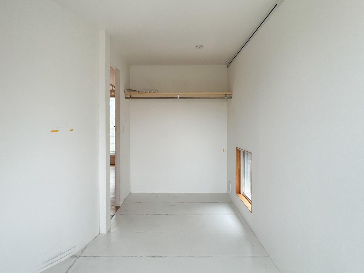 世田谷区代沢の賃貸物件/洋室別角度から。クローゼットがついています※クリーニング前の写真です