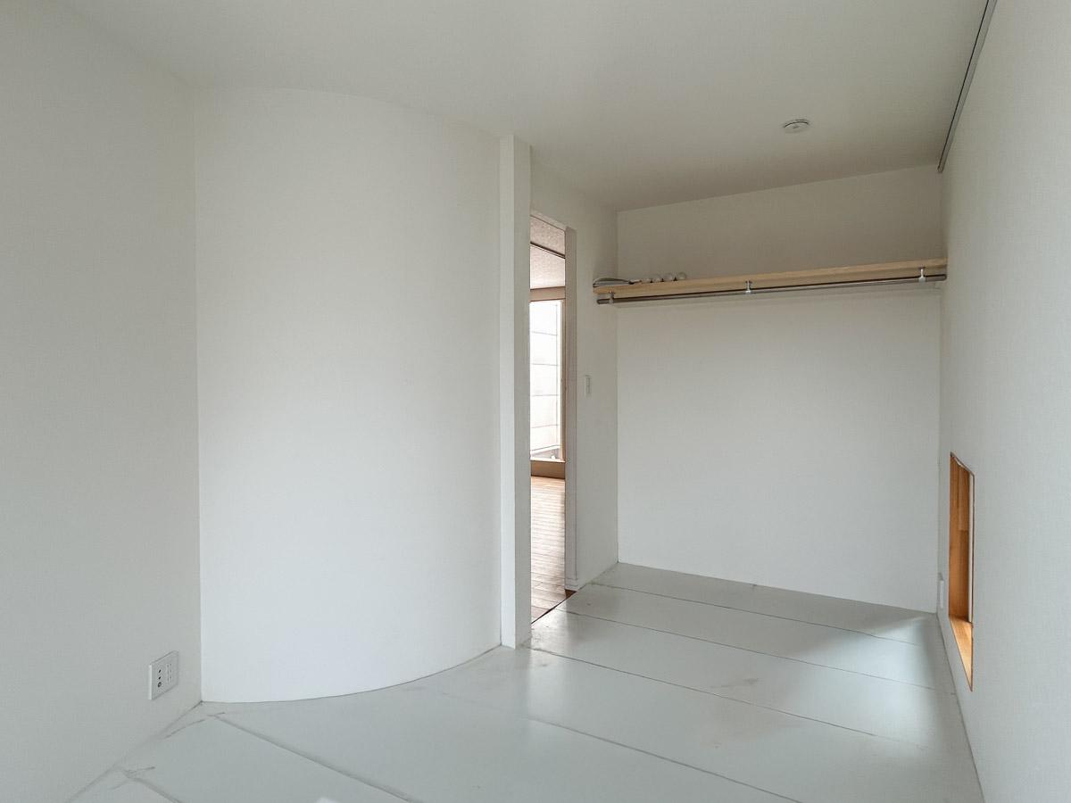 世田谷区代沢の賃貸物件/洋室別角度から。ここも少しアーチを感じさせてくれるつくり※クリーニング前の写真です