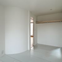 世田谷区代沢の賃貸物件/洋室別角度から。ここも少しアーチを感じさせてくれるつくり※クリーニング前の写真です