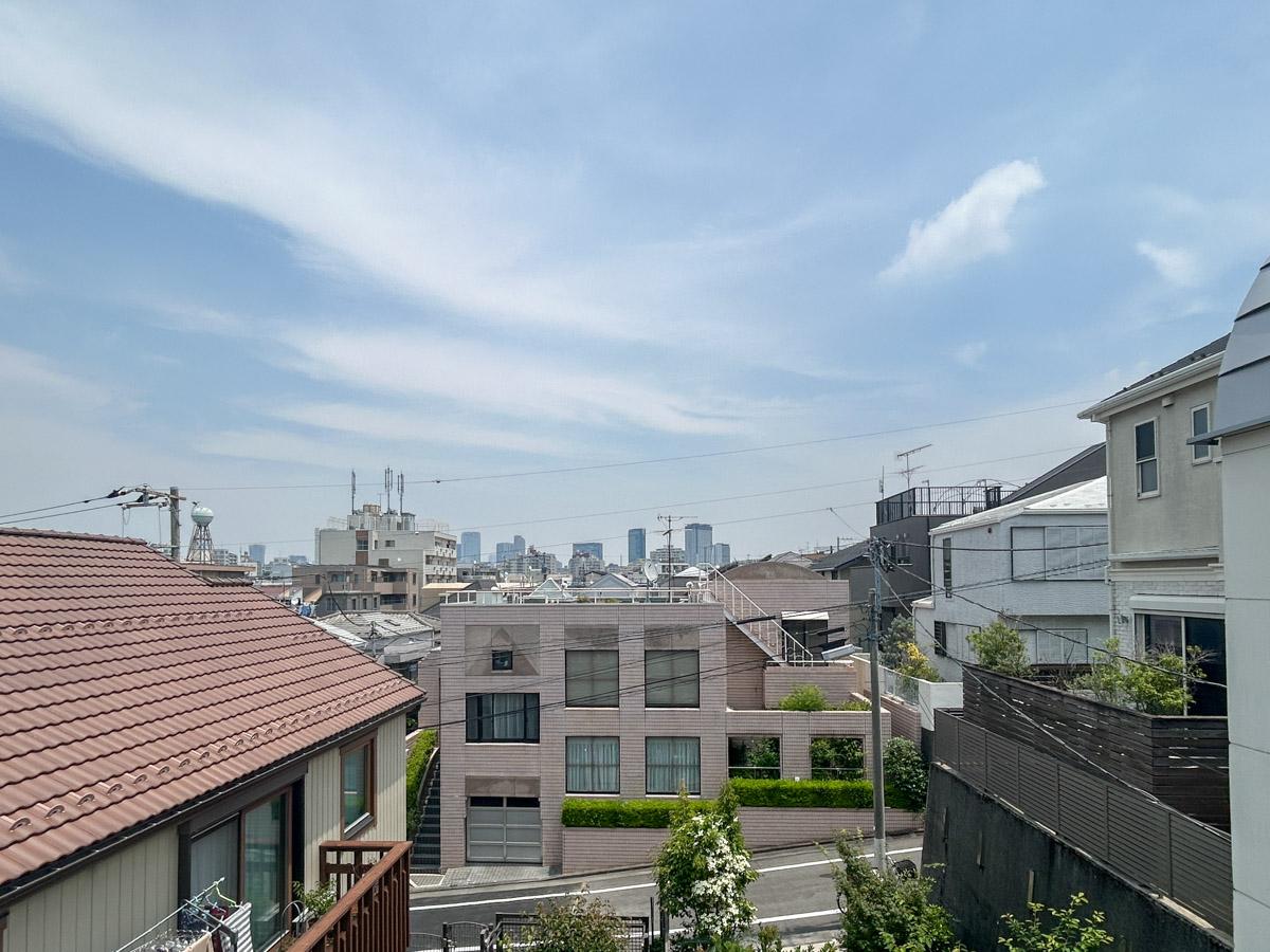 世田谷区代沢の賃貸物件/リビングベランダからの眺望。遮るものなく青空を堪能できます