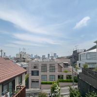 世田谷区代沢の賃貸物件/リビングベランダからの眺望。遮るものなく青空を堪能できます