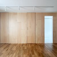 世田谷区代沢の賃貸物件/リビング別角度から。木材の内壁がすっきりとした印象に仕立ててくれています