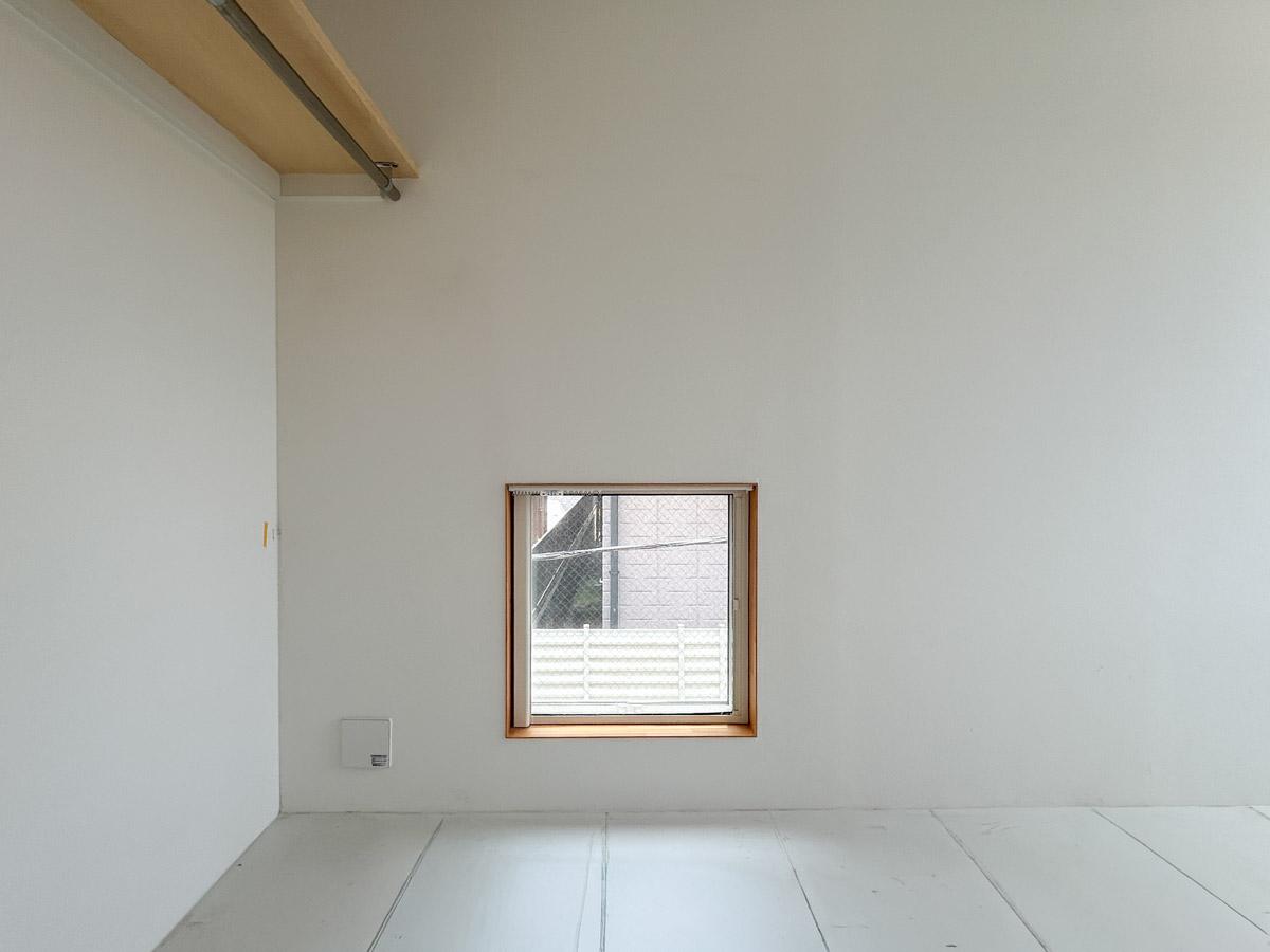 世田谷区代沢の賃貸物件/洋室別角度から。印象的な小窓がついています※クリーニング前の写真です