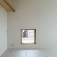 世田谷区代沢の賃貸物件/洋室別角度から。印象的な小窓がついています※クリーニング前の写真です