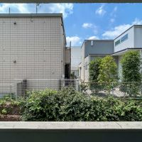 世田谷区奥沢の売買物件/ベランダからの眺め。視線はあまり気にならなさそう