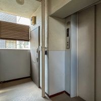 世田谷区奥沢の売買物件/共用廊下。エレベーターの隣の区画