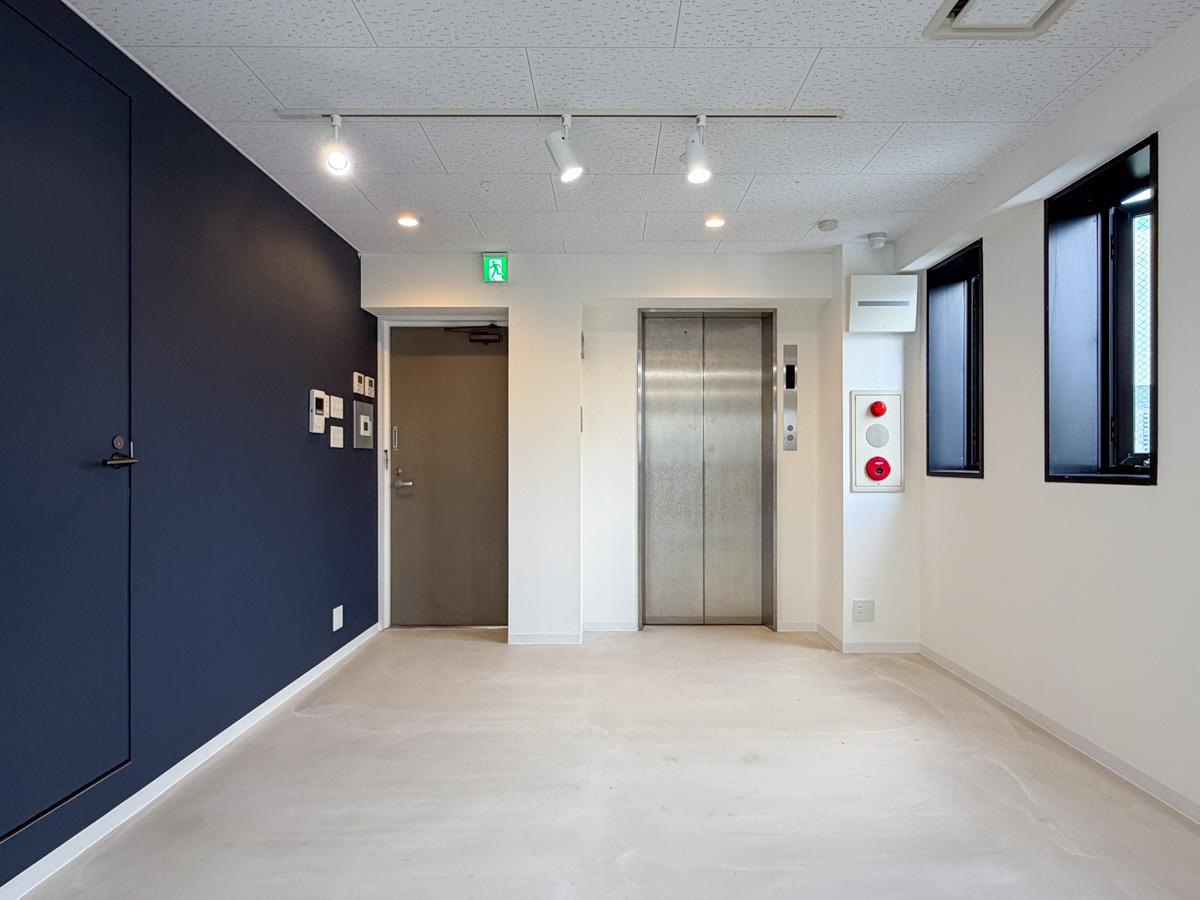 渋谷区広尾の賃貸物件/エレベーター側をみる。オートロック仕様、来客時は左側のインターフォンにて対応可