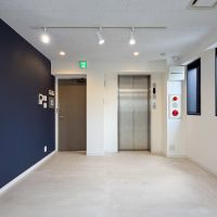 渋谷区広尾の賃貸物件/エレベーター側をみる。オートロック仕様、来客時は左側のインターフォンにて対応可