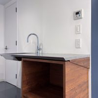 渋谷区広尾の賃貸物件/気持ちの良いトーン。奥のドアは洗面室へと繋がります