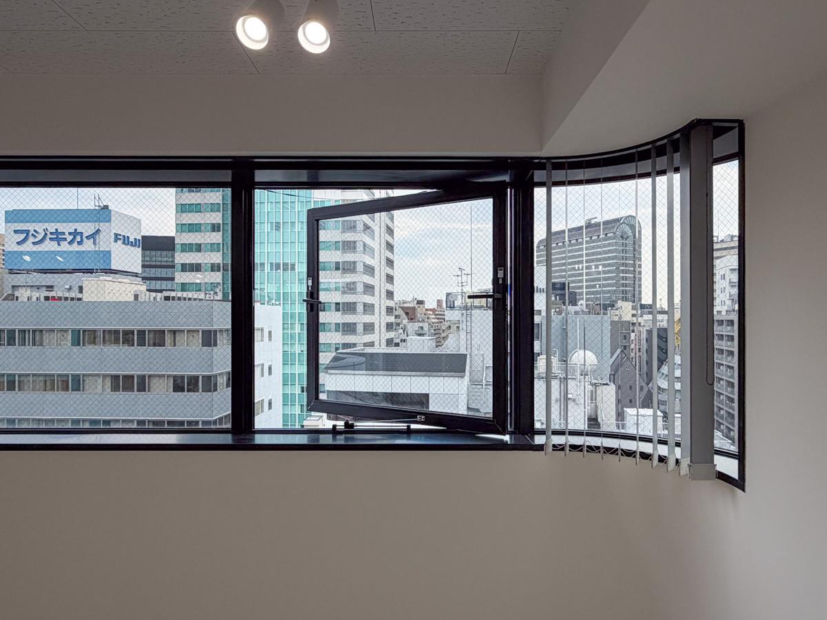 渋谷区広尾の賃貸物件/横に連なる窓は、角で曲線を描きます