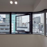 渋谷区広尾の賃貸物件/横に連なる窓は、角で曲線を描きます