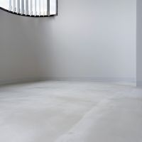 渋谷区広尾の賃貸物件/床、壁、巾木。白のグラデーションが洗練された雰囲気